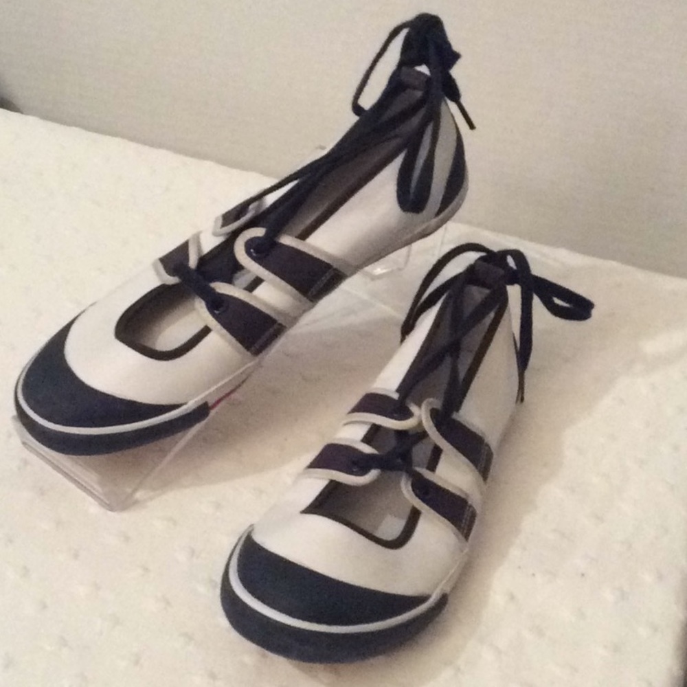 NWOB Tommy Hilfiger white blue leather flats #6.5M